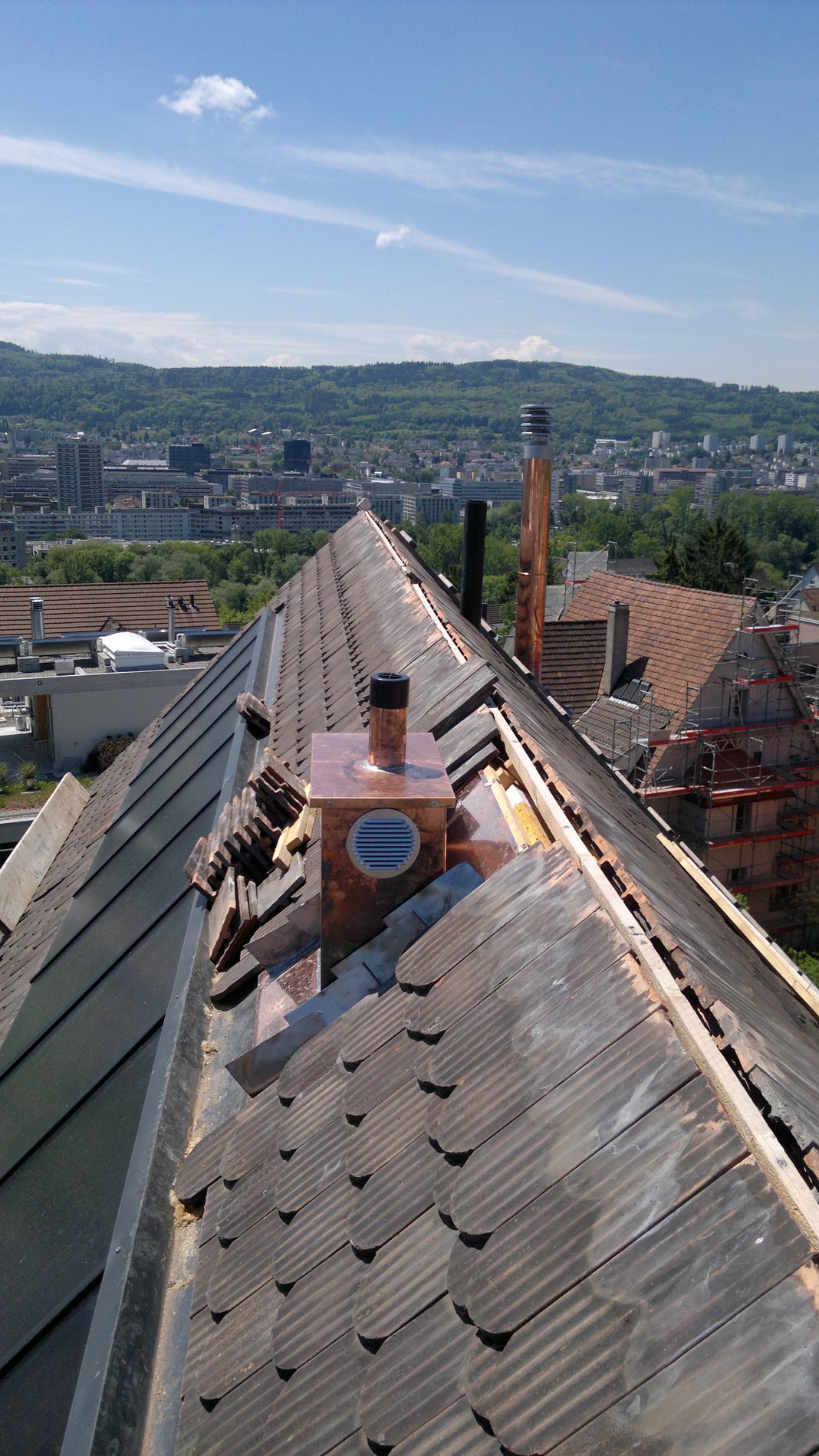 Kupfer-Kaminverkleidung auf einem Steildach mit Blick über Zürich
