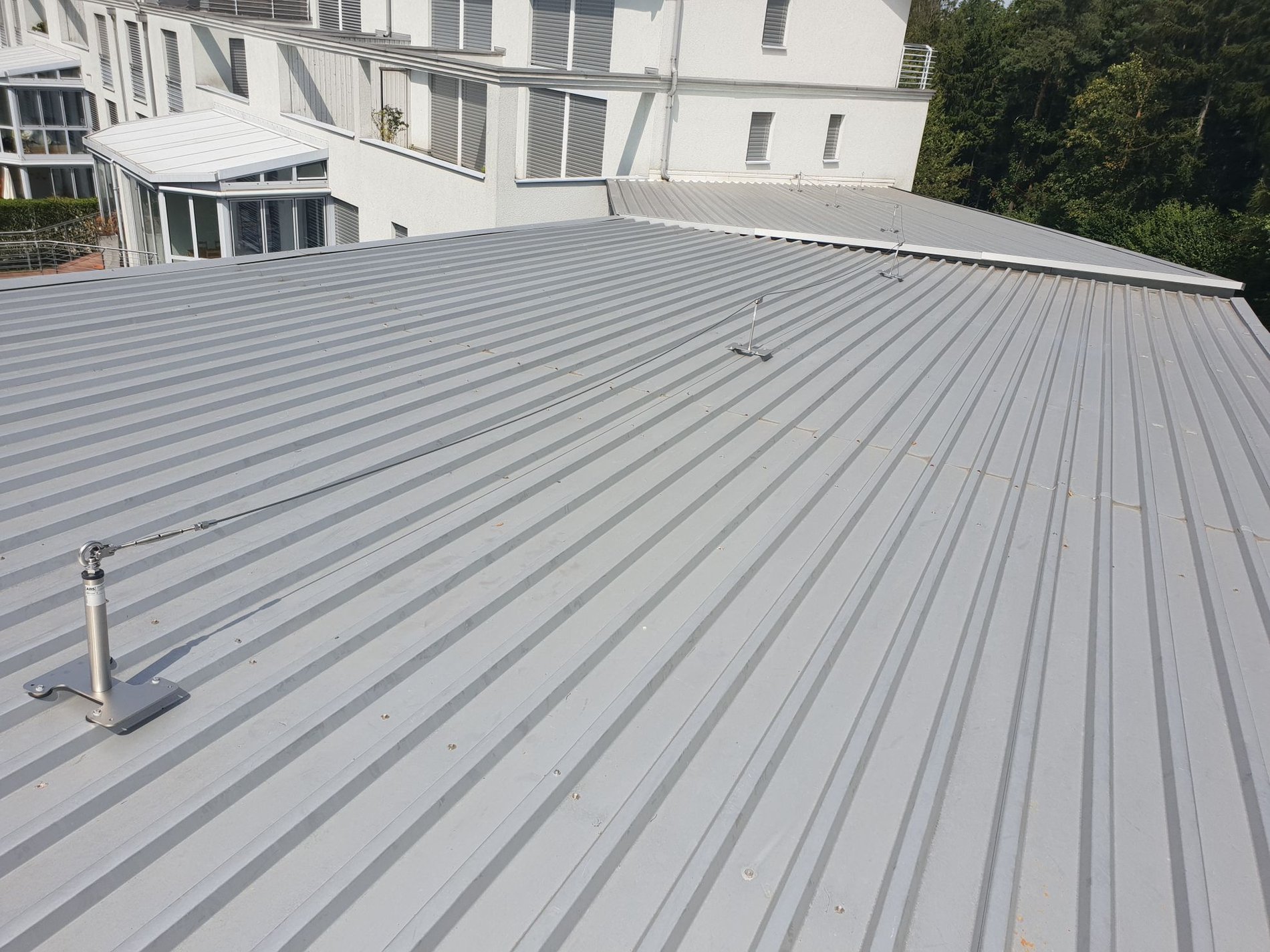Fertiggestelltes Standfalz-Metalldach